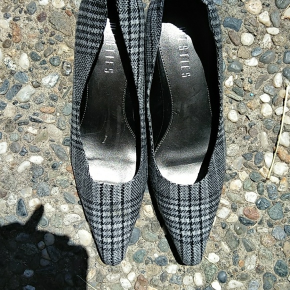 Plaid black and grey high heels - Picture 2 of 3